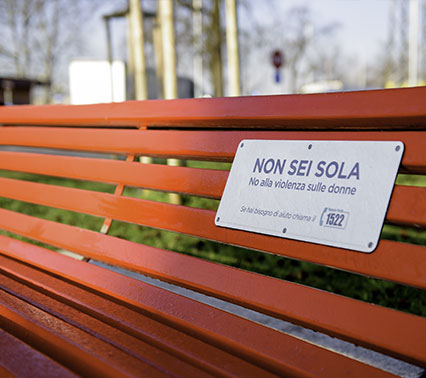 immagine panchina in rosso